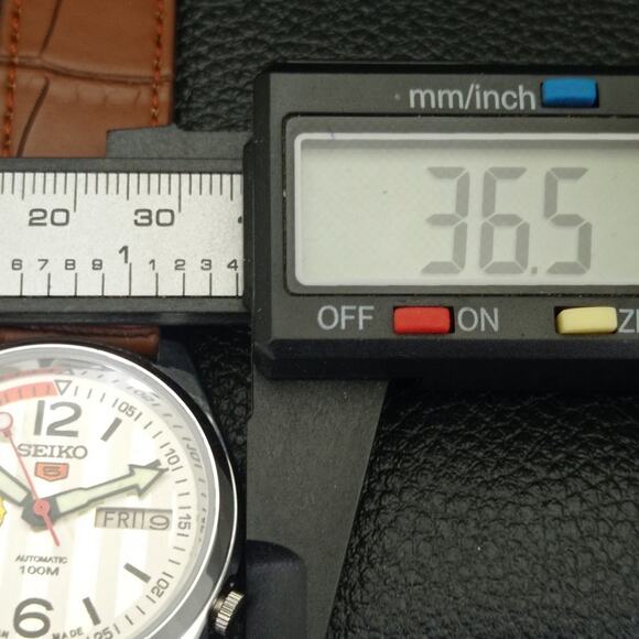 Vintage 1978 Seiko FCB Automatic Mens Silver Watch W/daydate & FCB accents - Picture 7 of 9